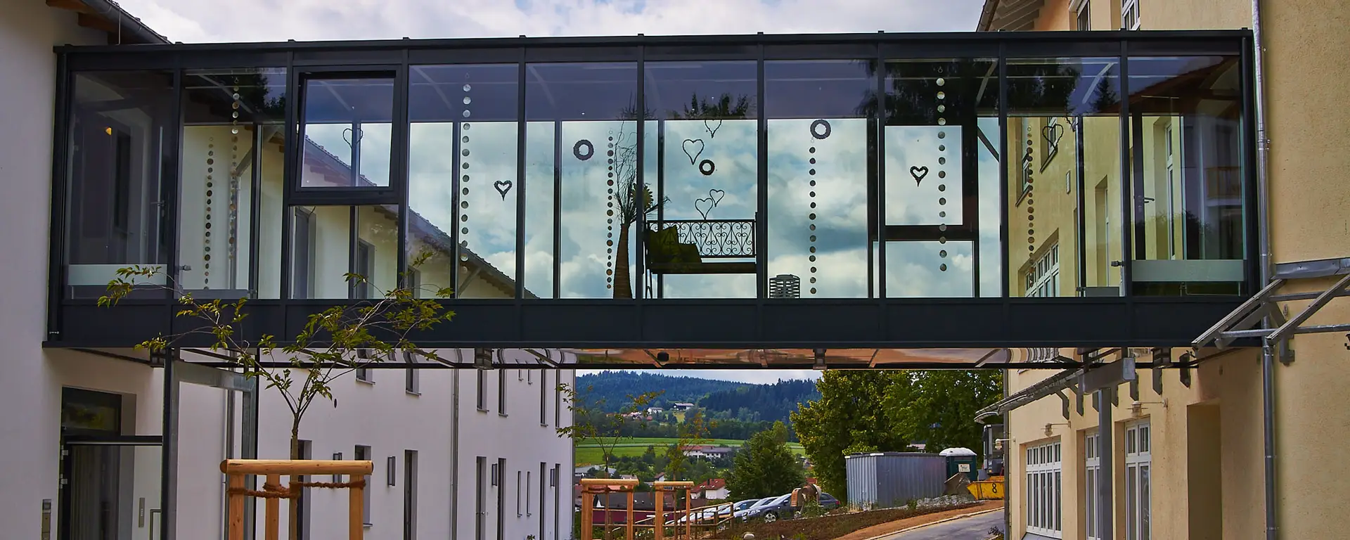 Übergang aus Glas von einem Gebäude zu einem anderen