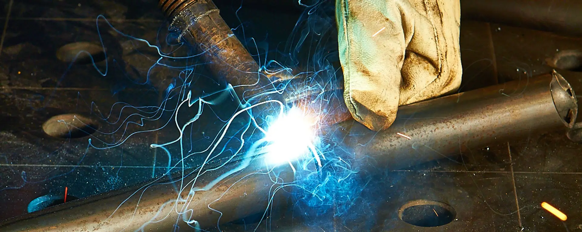 Arbeiten an einem Metallrohr dadurch entstehen blaue Lichtreflexe