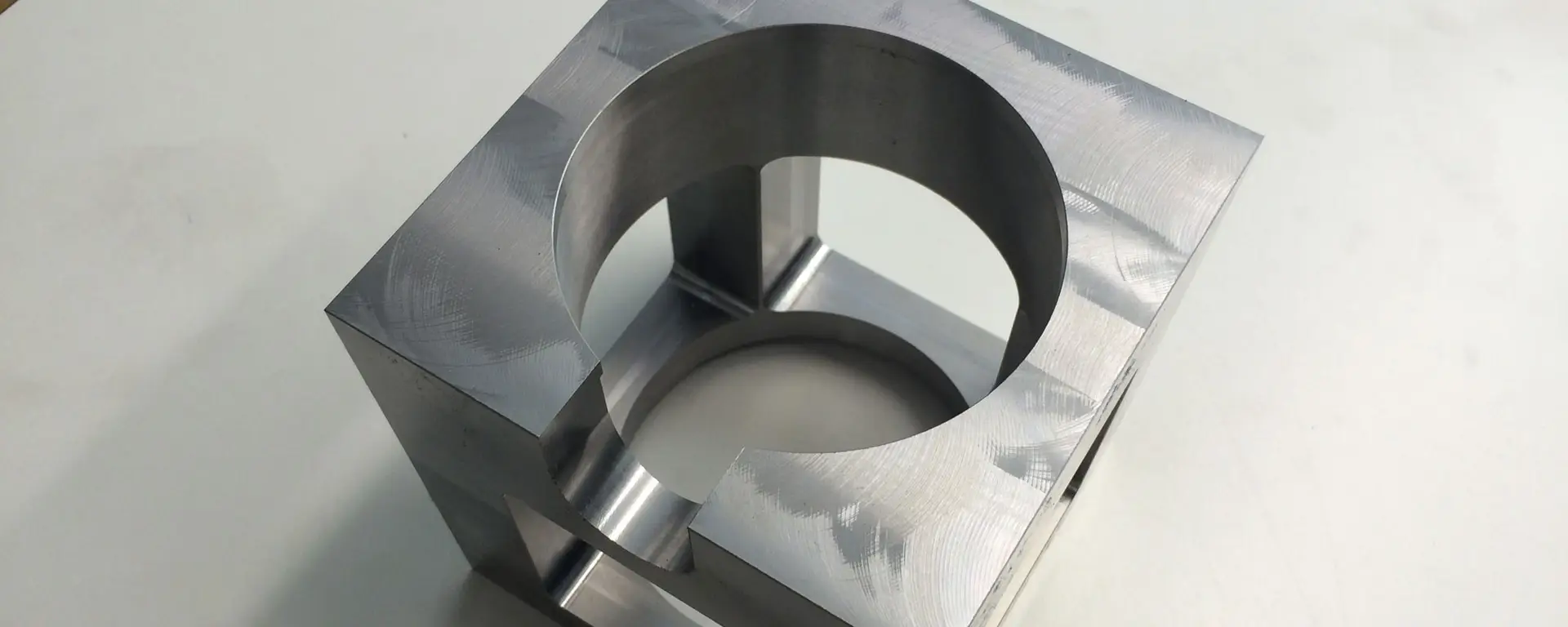 Quadratisches Metallteil mit ausgefrästen Rundungen - Auftragsarbeit